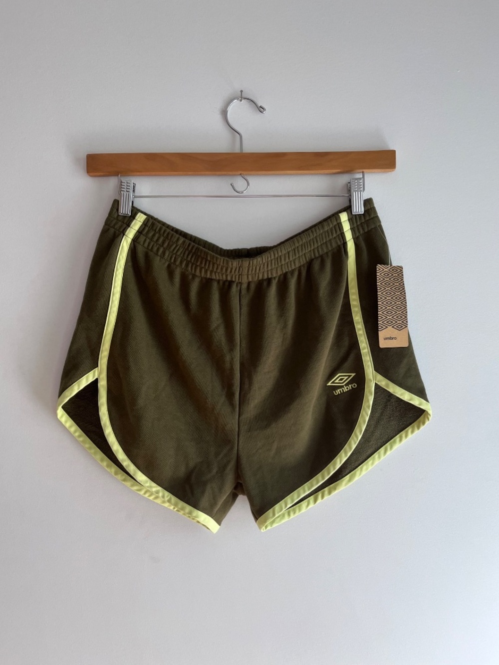 Umbro retro shorts with contrast piping - Size L NWT